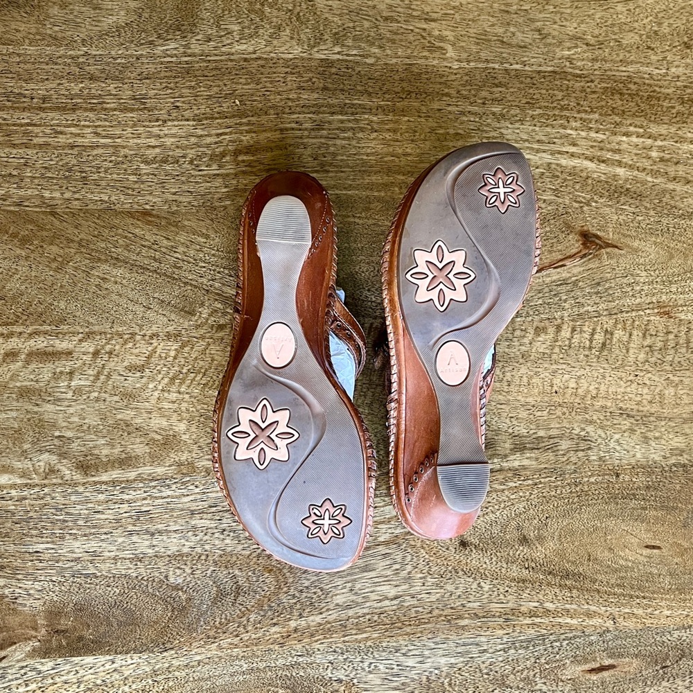 Clark’s 8.5 Artisan Collection Sago Brown Tan Leather Studded Strappy Sandal - Picture 15 of 15